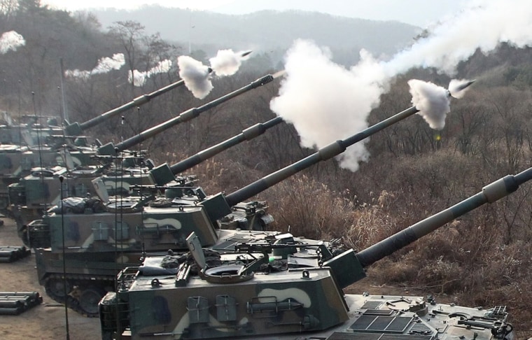 Image: South Korean guns fire live rounds during drill