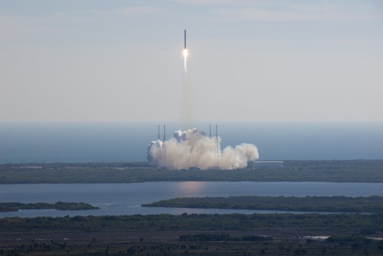 Image: Falcon 9 rocket and Dragon spacecraft lift off