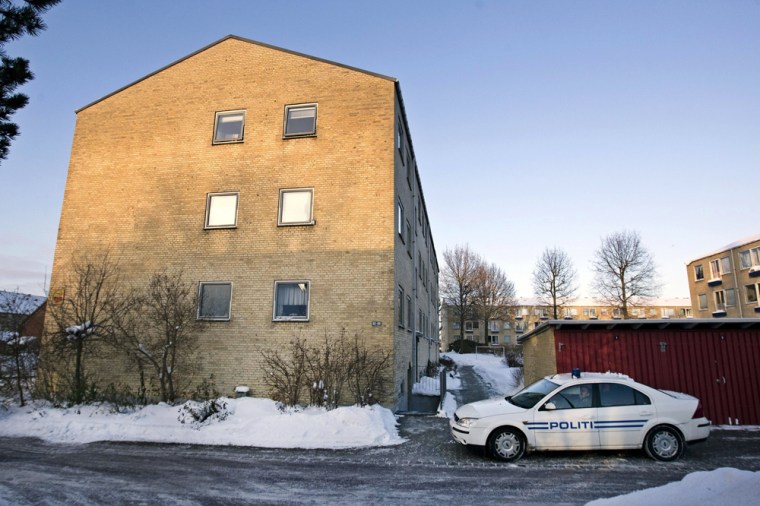 Image: Police patrol in front of apartments in Herlev