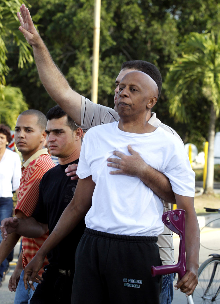 Image: Cuban dissident Guillermo Farinas is detained by security forces in Santa Clara