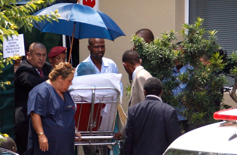 Image: Nelson Mandela leaves hospital