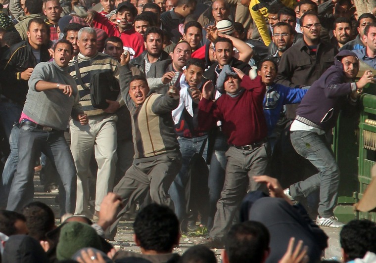 Image: Anti-Government Protesters Clash With Pro-Mubarak Demonstrators