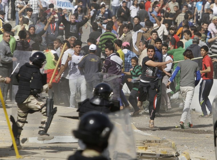 Image: Anti-government protest clash with police in Baghdad