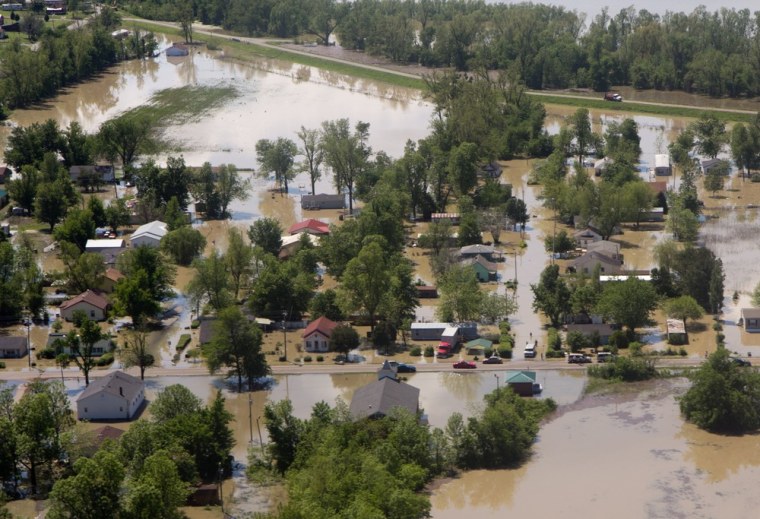 Levee blast saves town, flood focus now on Memphis