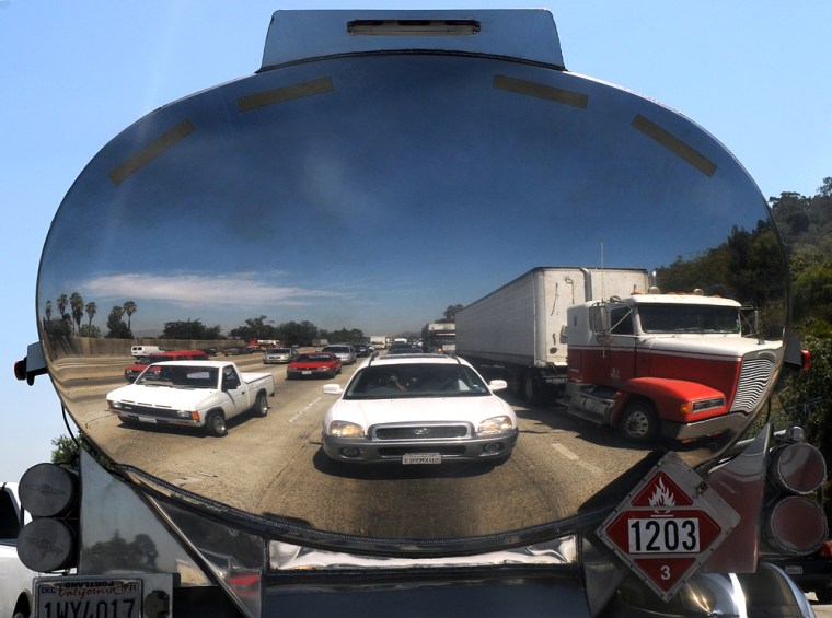 Image: Cars are reflected in a truck in the traffic jam
