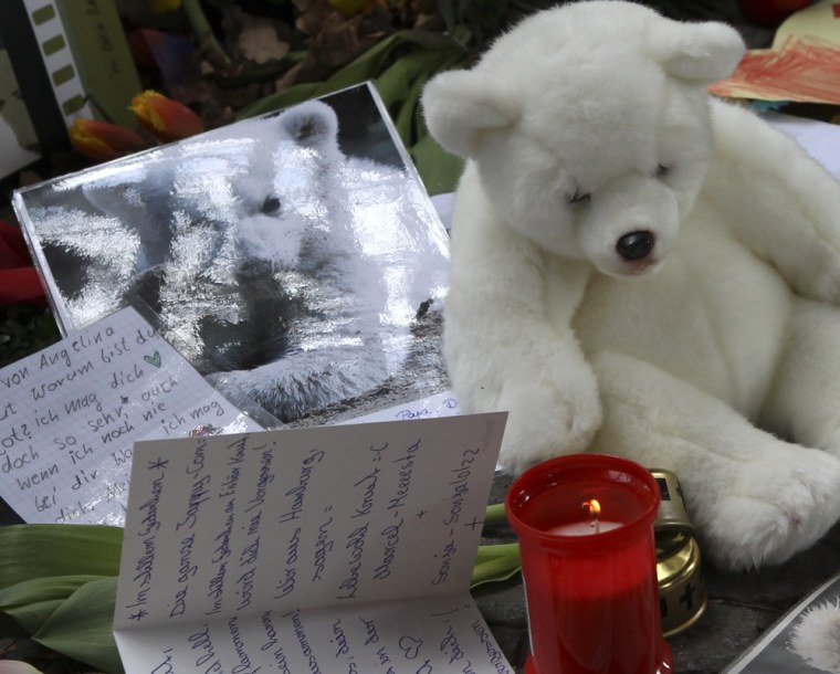 Image: Memorial cards a soft toy placed by fans of late celebrity polar bear Knut are pictured outside the Zoo in Berlin