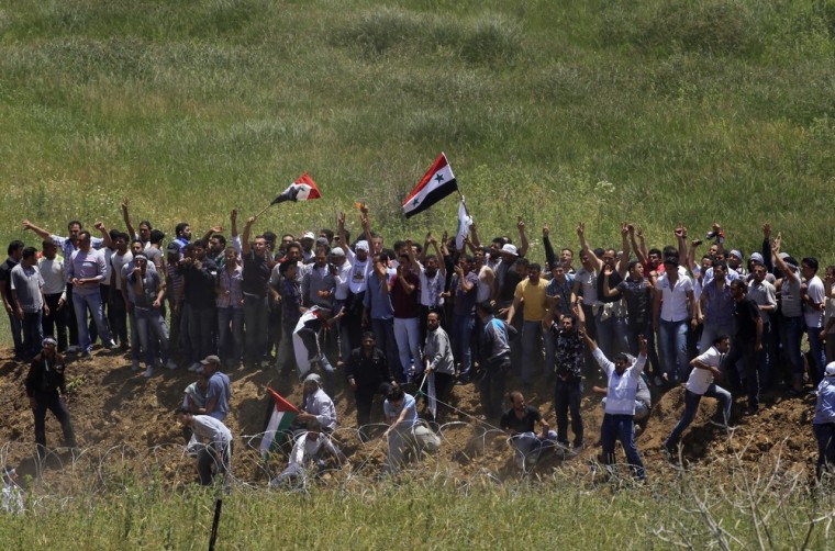 Image: Protesters stand at the Syrian-Israeli border