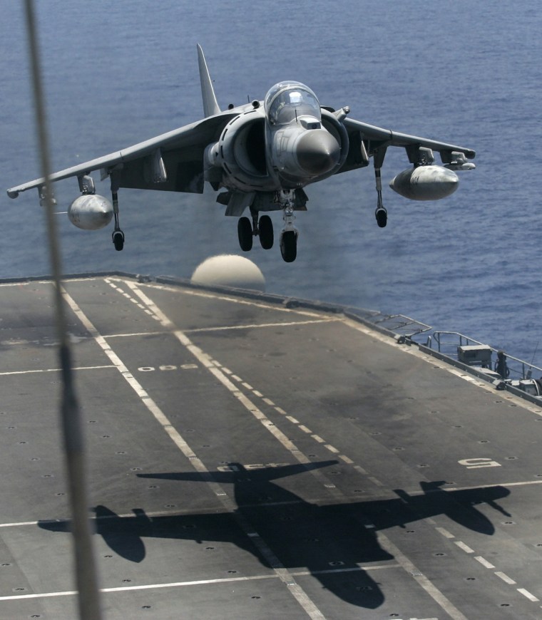 Image: Italian AV8 Harrier lands on the Italian aircraft carrier \"Giuseppe Garibaldi\"