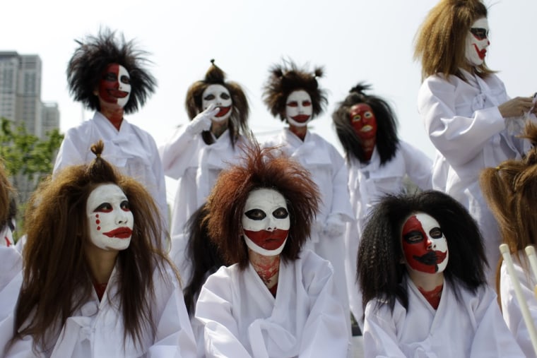 Image: South Korean prostitutes wearing mourning clothes participate in a rally in Seoul