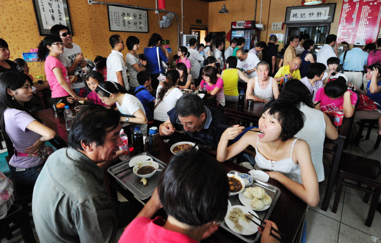 Image: Chinese diners crowd the Yaoji Chaogan restaurant, after the restaurant's popularity soared due to US Vice President Joe Biden's impromptu meal there last week