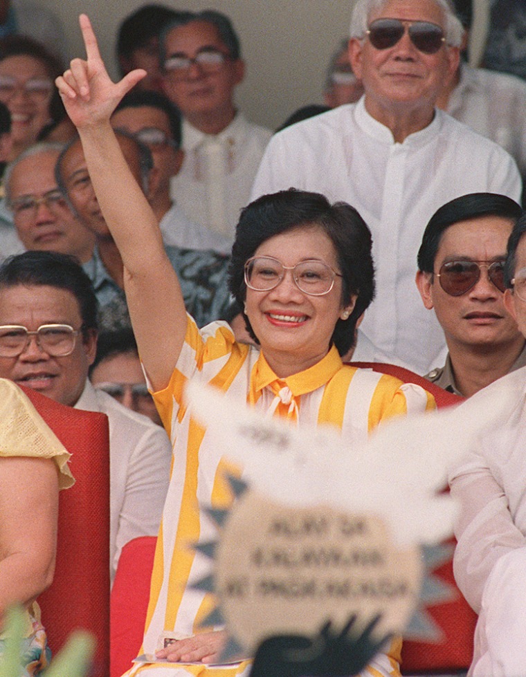 Philippine President Corazon Aquino (L)