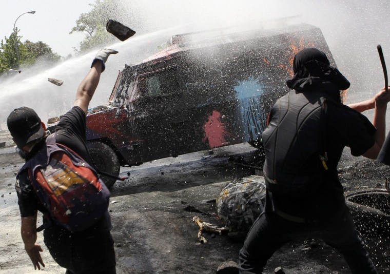 Image: Demonstrators clash with police in Santiago, Chile