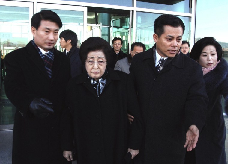 Image: Lee Hee-ho, the wife of former South Korean President Kim Dae-jung, center, arrives at Kaesong, North Korea,