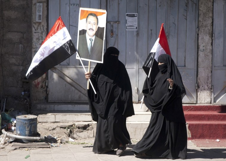 Image: Supporters of Yemen's outgoing President Ali Abdullah Saleh carry posters of him