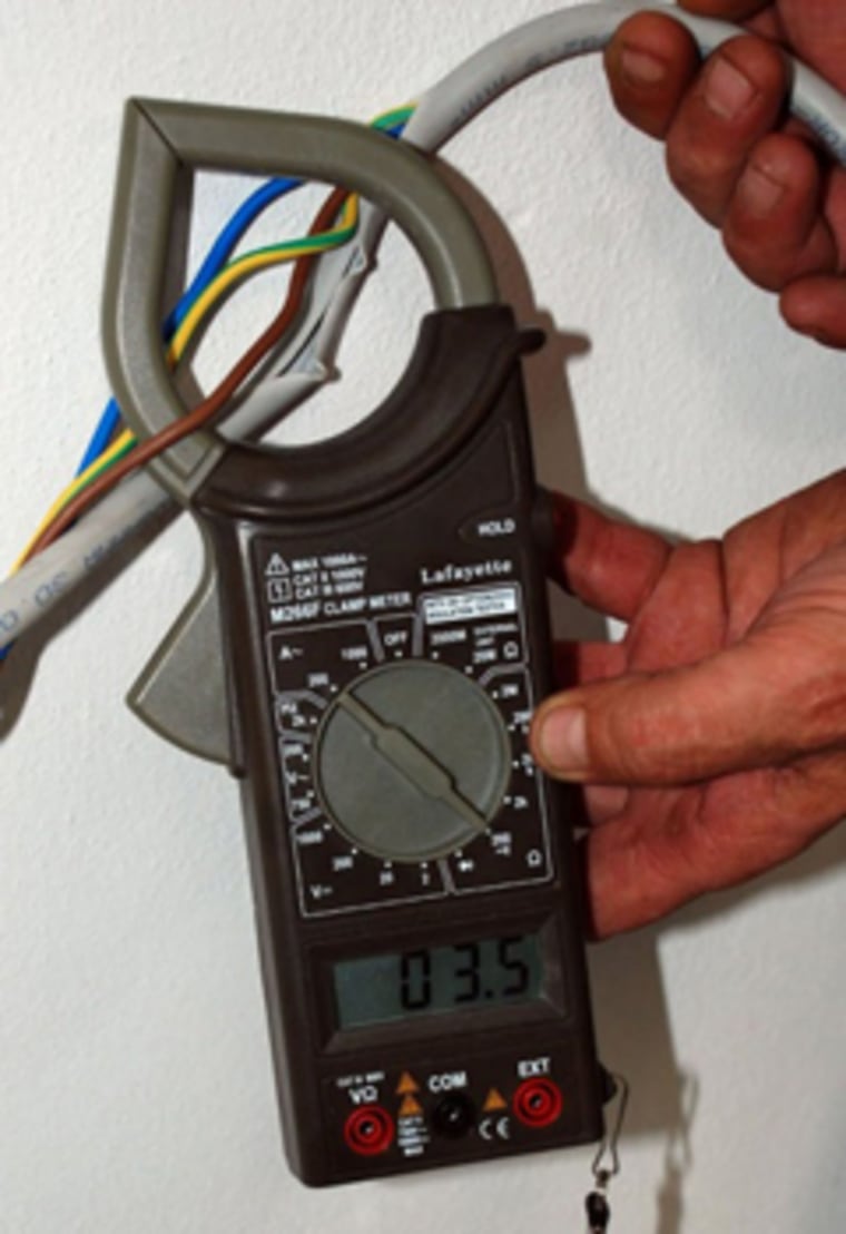 A power meter measuring the current flowing through the active (brown) wire into the E-Cat during a recent demo. The yellow-green earth lead is not monitored.