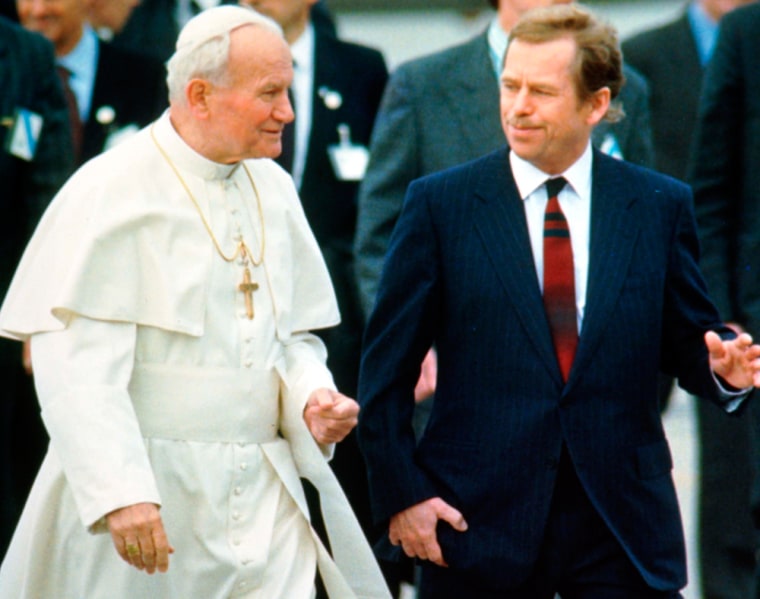 Vaclav Havel, Pope John Paul II, airport