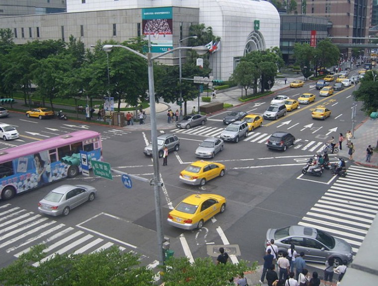 The traffic at Song-shou and Song-chih Intersection in Seoul, South Korea. 