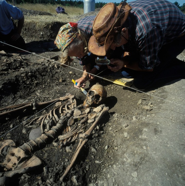 Osteologists Ove and Evy Persson during the excavation of a grave at Ajvide, Gotland, Sweden, in 1983. The skeleton belongs to a young female in her 20s, and dates to about 4,700 years ago.