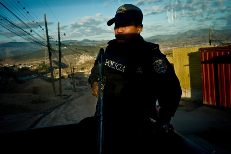 Image: An officer in a suburb of Tegucigalpa