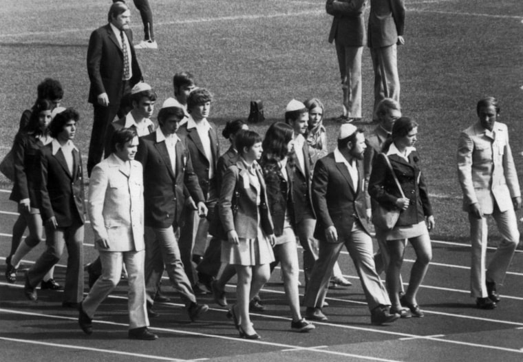 Image: Israeli team members of the Olympic Games pay tribute in 1972