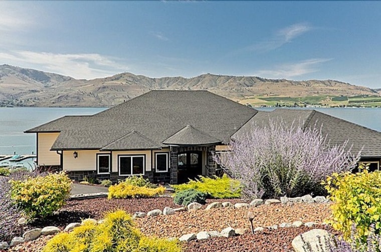 Home, home on the lake beautiful resdiences near the water for sale