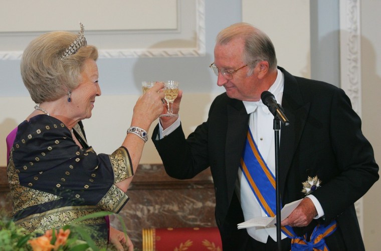 Image: A picture taken on June 20, 2006 in Brussels shows Dutch Queen Beatrix (L) toasting with King Albert II of Belgium