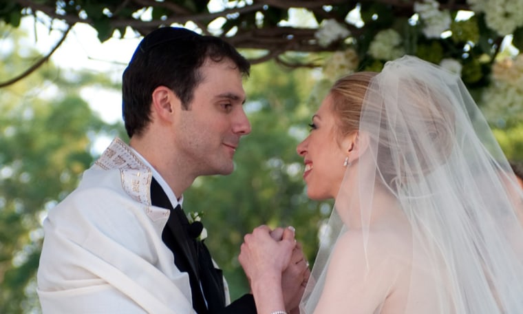 Image: IT'S OFFICIAL: CHELSEA CLINTON TIES THE KNOT