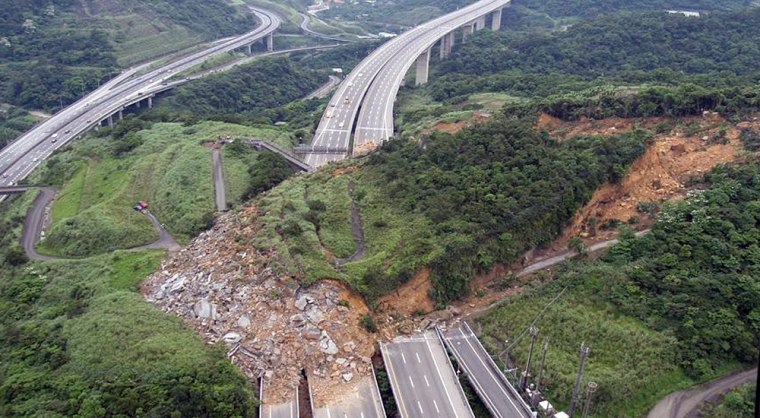 Image: Landslide buries highway in Taiwan