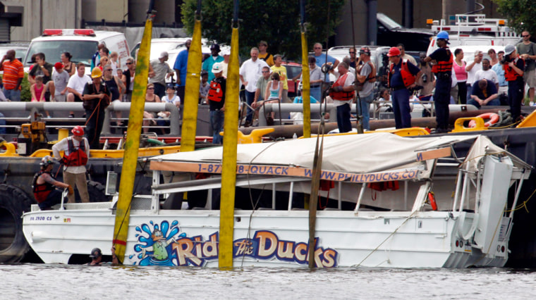 Image: An amphibious sightseeing boat is salvaged from the Delaware River in Philadelphia