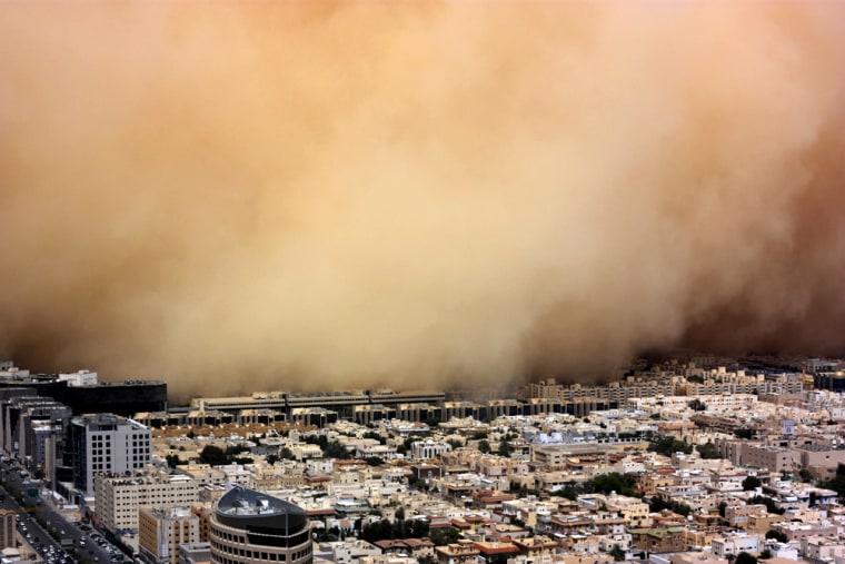 Image: huge sand storm engulfs the Saudi capital of Riyadh