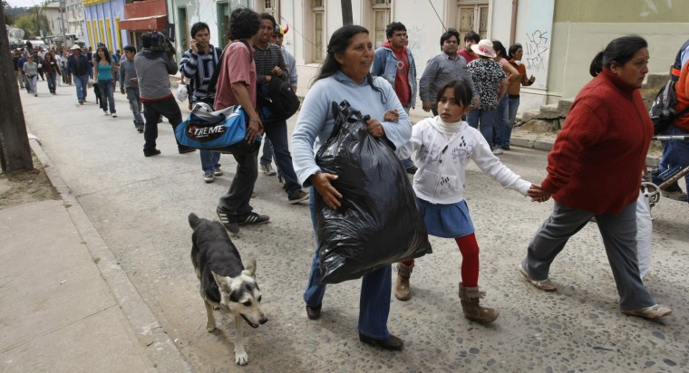 Image: Chileans walk to higher ground after tsunami warning