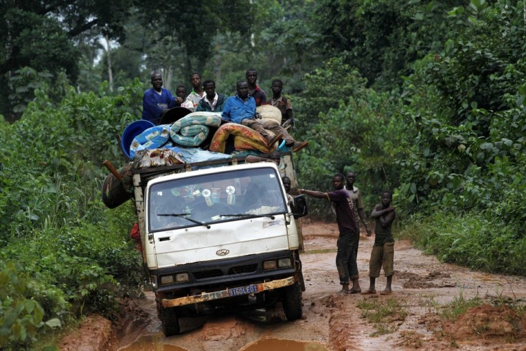 Image: Displaced cocoa farmers from the village of Baleko-Niegre leave with their belongings