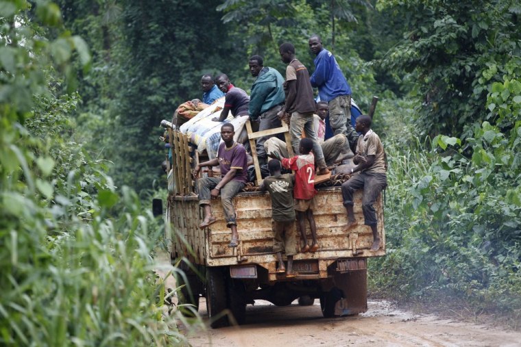 Image: Displaced cocoa farmers from the village of Baleko-Niegre leave with their belongings