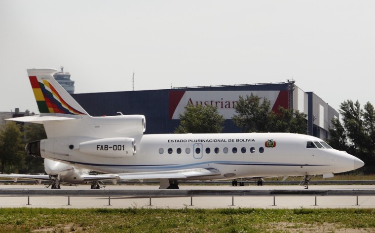 Image: Bolivian presidential plane taxis to the runway before leaving the Vienna International Airport in Schwechat