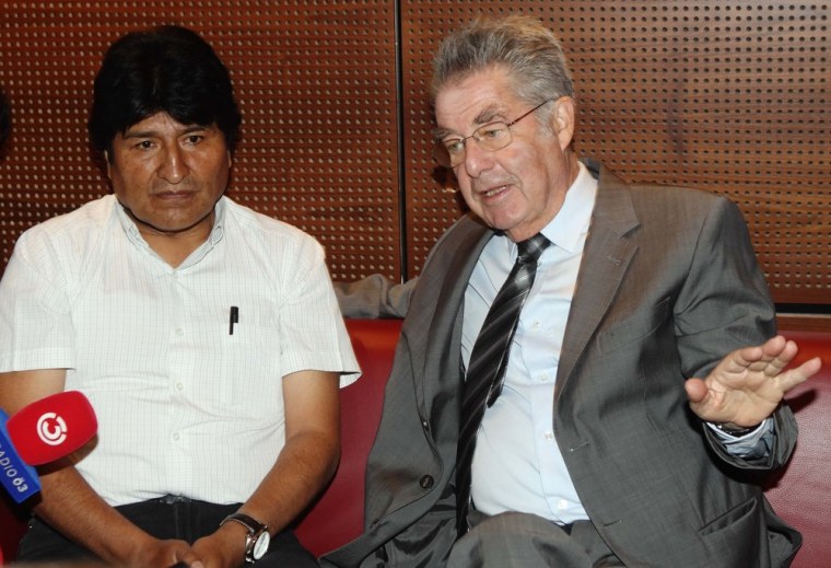 Image: Bolivian President Morales and Austrian President Fischer address a news conference at the Vienna International Airport in Schwechat
