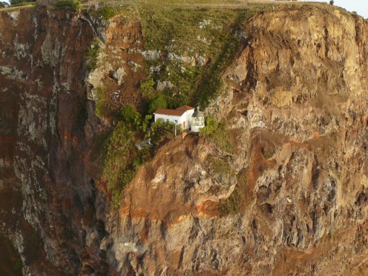 Image: DOC to rescue historic lighthouse from cliff edge