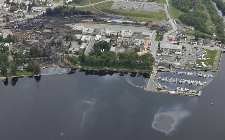 Image: An oil spill from the train wreck flows into lake Megantic at Lac Megantic