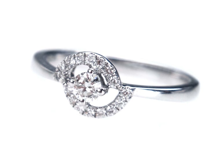 TheKnot.engagementringsnontraditional_diamond eye ring