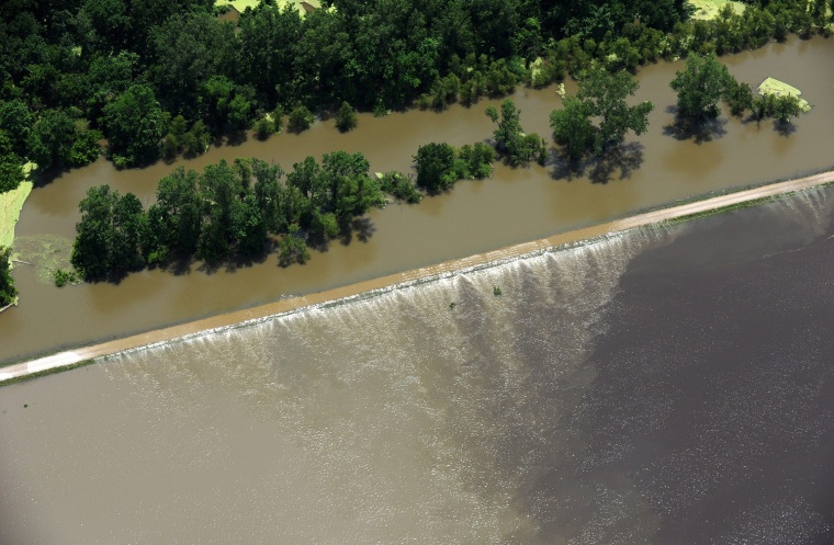 Image: Mississippi River continues to flood property and farms