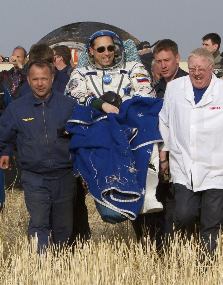 Image: Soyuz TMA-22 capsule with Expedition 30 aboard lands in Kazakhstan