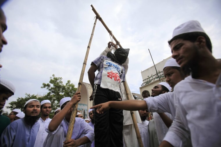 Image: Bangladeshi Muslims perform a mock execution of the filmmaker of an anti-Islam film made in the U.S. during a protest in Dhaka