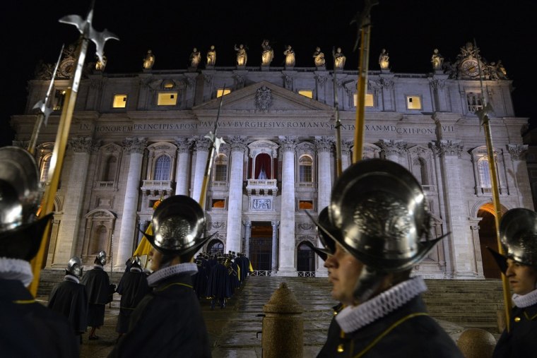 Image: VATICAN-POPE-VOTE-CONCLAVE-WHITE SMOKE-SWISS GUARDS