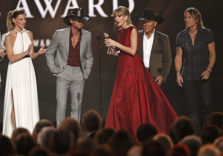 Image: Taylor Swift accepts the CMA Pinnacle Award at the 47th Country Music Association Awards in Nashville
