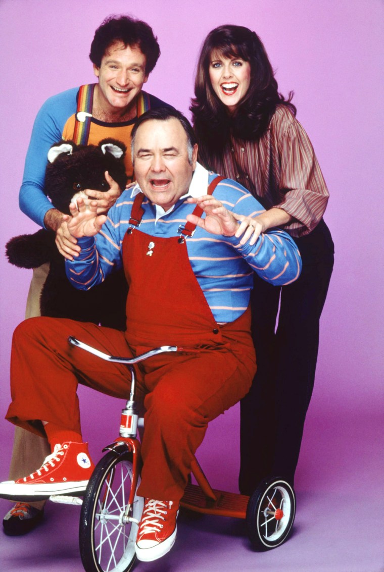 MORK  MINDY, from left: Robin Williams, Jonathan Winters, Pam Dawber, 1978-82. © Paramount Television/ Courtesy: Everett Collection