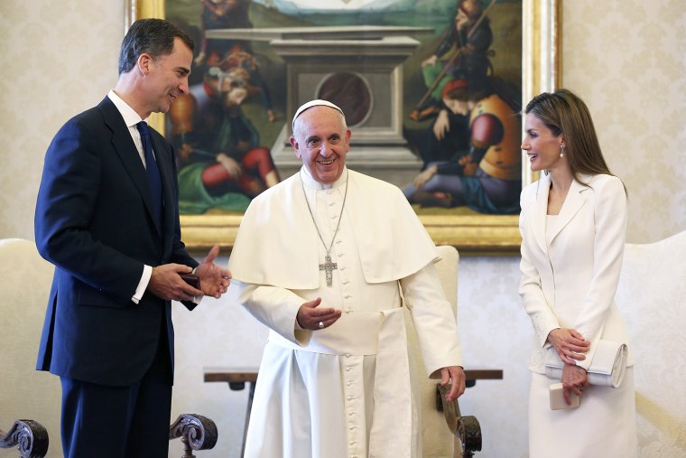 Image: Pope Francis chats with Spain's King Felipe and Queen Letizia during a private audience at the Vatican