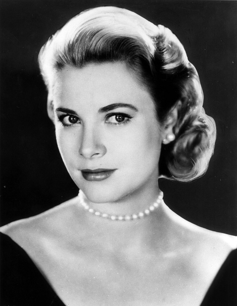 ** FILE ** Actress Grace Kelly is shown in this December 12, 1955 photo for the movie \"Rear Window\". 25 years ago - Grace Kelly, Princess Grace of Monaco, died on September 14, 1982 in a car accident. (AP Photo) ** zu unserem Korr **