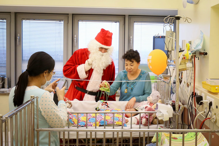 Image: Santa Claus visits Warsaw hospital on Christmas Eve