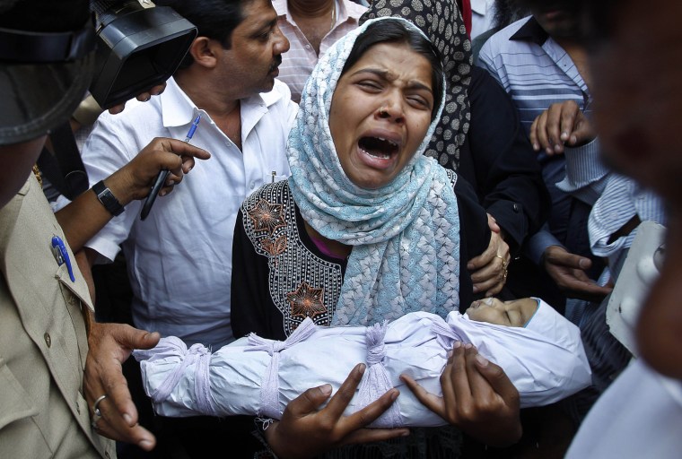 Image: Reshma Bano holds her dead baby daughter