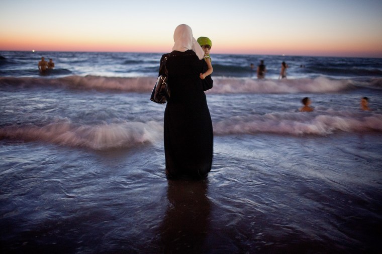 Image: Palestinians beachgoers celebrate Eid al-Fitr in Israel