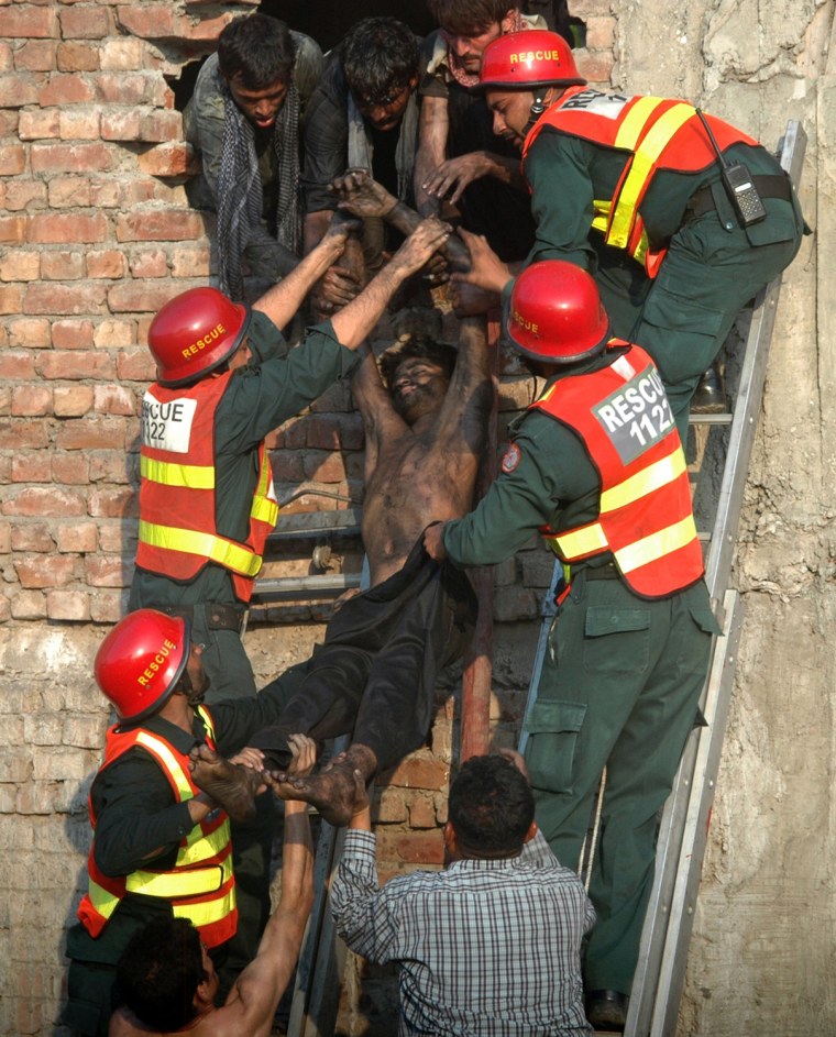 Image: PAKISTAN-UNREST-FIRE